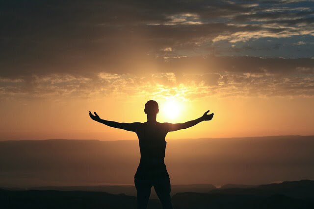 Homme face au coucher de soleil