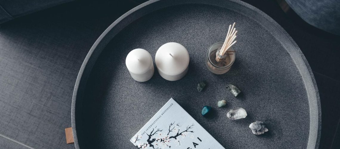 Couverture du livre ikigai sur un plateau